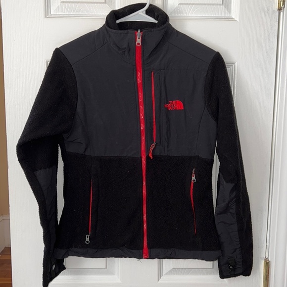 The North Face Womens Black Denali With Red Accents Size Medium